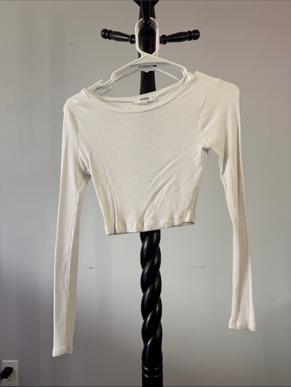 Ribbed White Long-Sleeve Crop Top - Classic Fit 4.1B(corner)